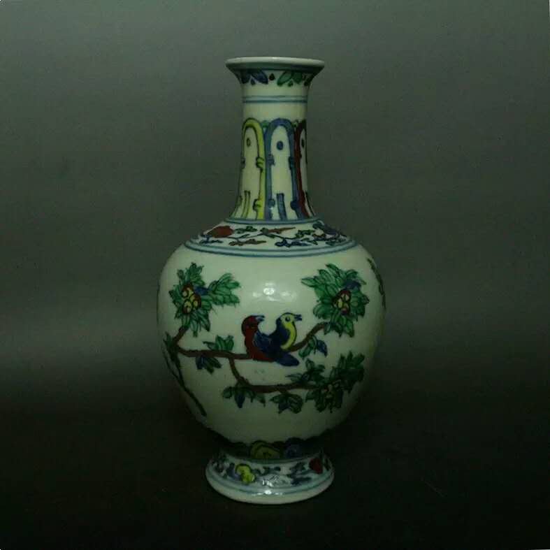 Ming dynasty style porcelain vase: Very fine Ming dynasty style porcelain vase H(10) inches