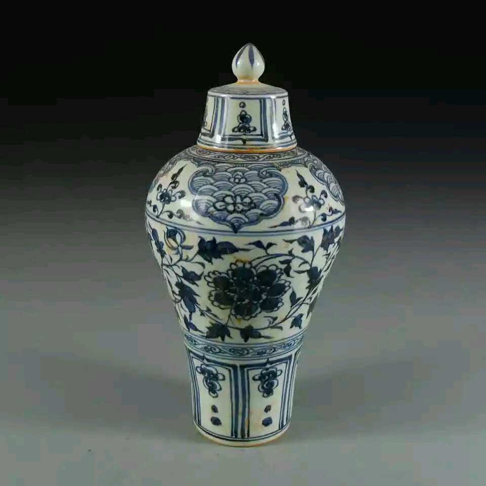 chinese B/W porcelain vase (1 of 4)