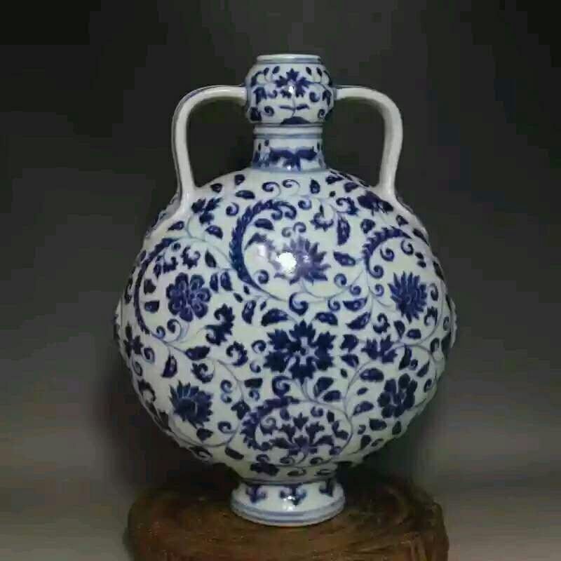Chinese B/W porcelain vase (1 of 2)