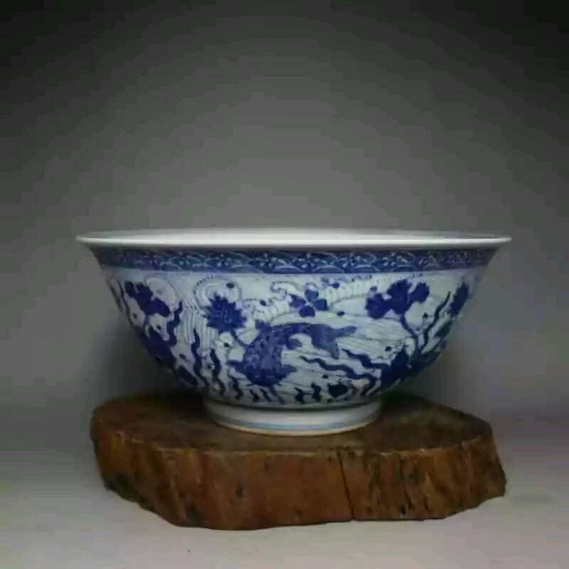 Chinese B/W porcelain bowl (1 of 3)