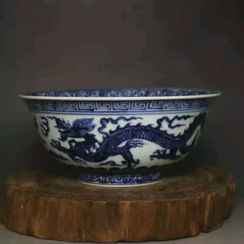 Chinese blue and white porcelain bowl: Ming dynasty style porcelain bowl W(7) inches