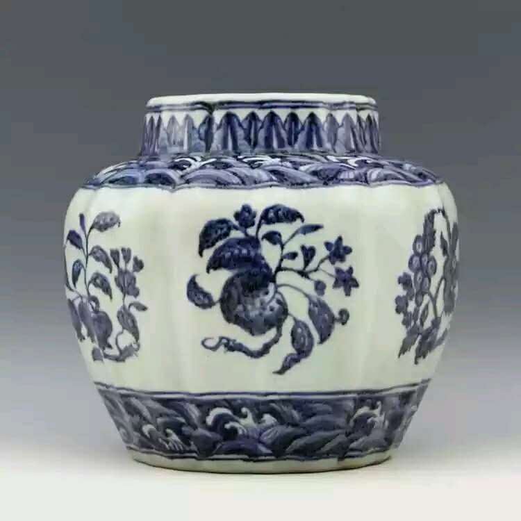 A B/W porcelain cover jar (1 of 5)