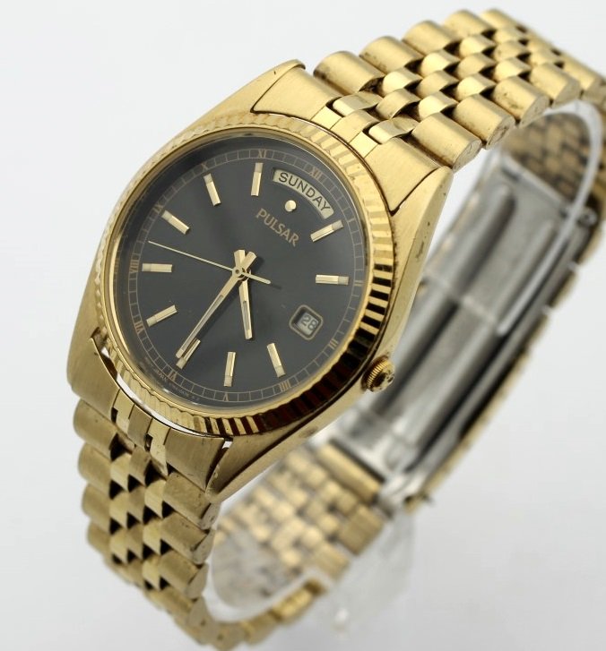 Pulsar Quartz Day Date Retro Mens Watch w Original Box: Looks brand new. Comes witht he original box. Watches (if running) have not been timed for accuracy. No Buyers Premium