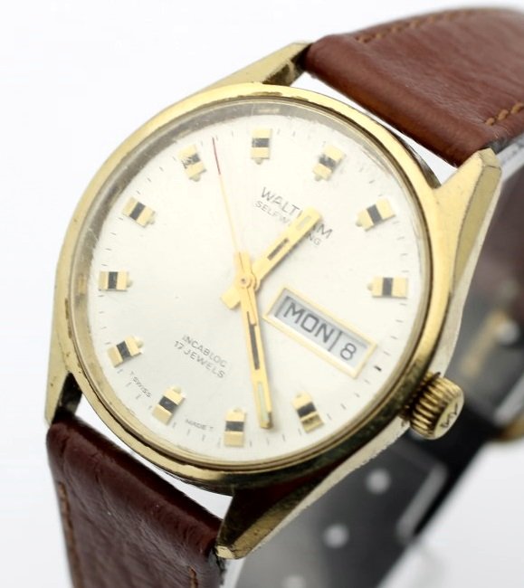 Vintage WALTHAM Day Date Automatic Men's Watch: Men's Base Metal 34mm WALTHAM With Leather Strap. Calibre 908 Automatic 17 Jewel Movement. Watch Is Currently In Running Order. No Buyers Premium.