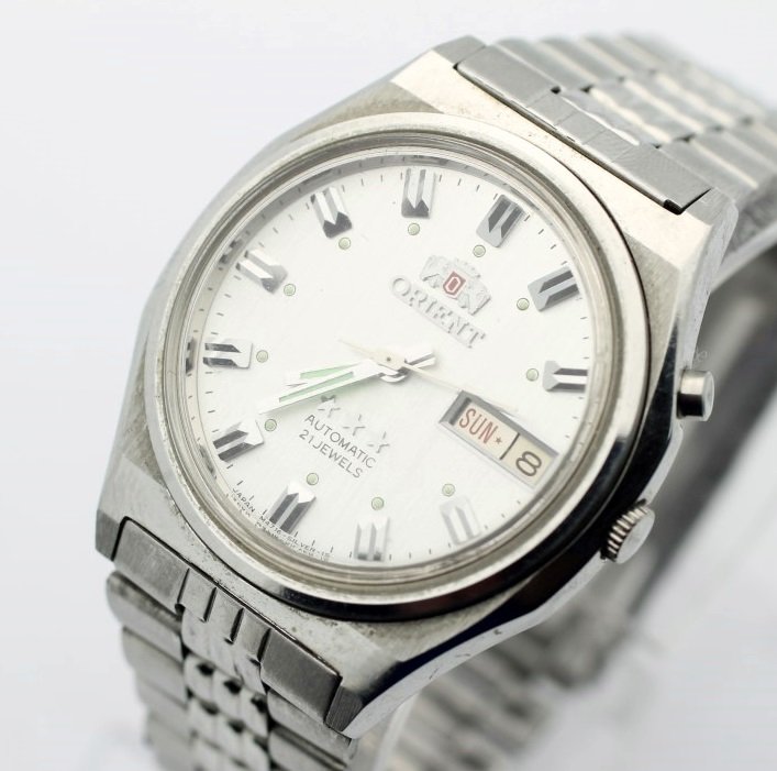 Vintage ORIENT Day Date Automatic Men's Dress Watch: Men's Stainless Steel 35mm ORIENT With Stainless Steel Band. Automatic 21 Jewel Movement. Watch Is Currently In Working ORder. No Buyer's Premium