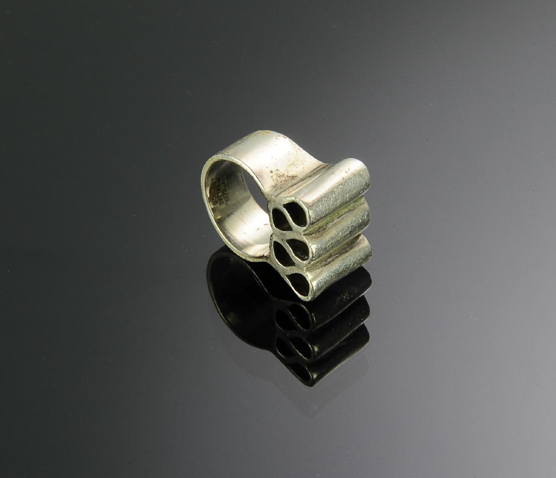 A Hubert Harman Sterling Mid Century Modern Ring: Signed Hubert Harmon, Sterling, Mexico. Total weight: 8.4 grams (.91 troy), size 8. All measurements are approximate. Condition: Excellent Provenance: From the estate of Eleanor & Rudy Vallee.