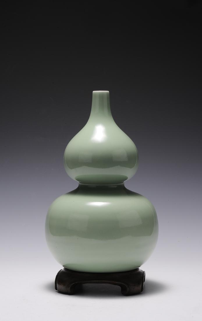 Green Glaze Gourd Form Vase, possibly Qianlong (1 of 7)