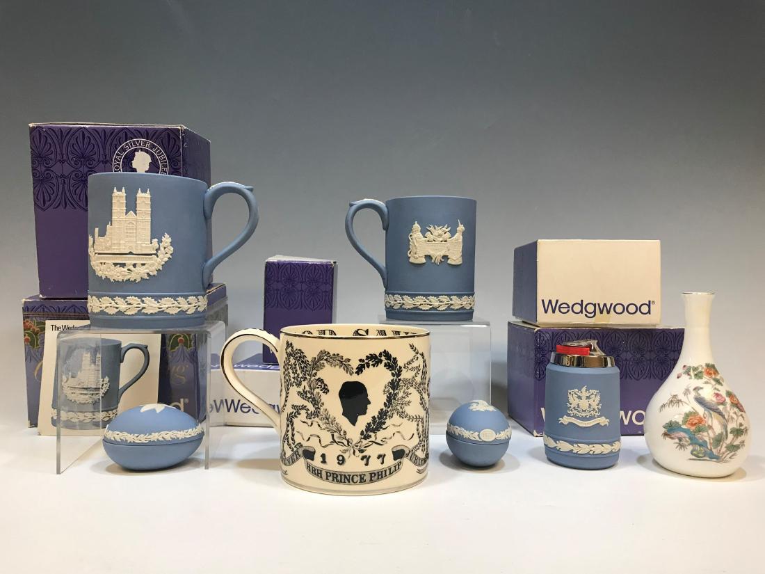 (7) Wedgwood Group - Mugs, Lighter, Eggs, Bud Vase: Group of seven items made by the English ceramics company, Wedgwood. Includes: a) Christmas mug 1977, Westminster Abbey, b) Queens ware 1 pint Guyat mug (mono), 1977 Silver JUbiless, c) Christmas mug