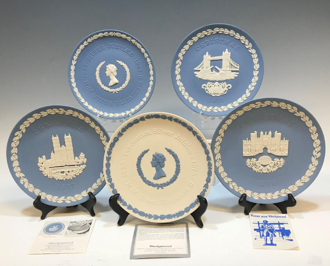 (5) Wedgwood Plates - Christmas, Silver Jubilee: Group of five plates made by the English ceramics company, Wedgwood. Includes: a) Westminster Abbey plate, Christmas 1977, b) Hampton Court plate, Christmas 1976, c) 25th anniversary of the Coronation
