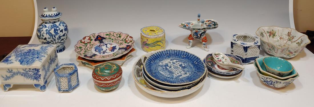 (20) Pieces of Chinese Porcelain & Ceramics: (20) pieces of Chinese porcelain and ceramics, including 8 plates or shallow bowls; 4 bowls, 3 covered jars, 2 tea light candleholder, a gravy boat, 2 spoons, and a covered and footed square box. Dime