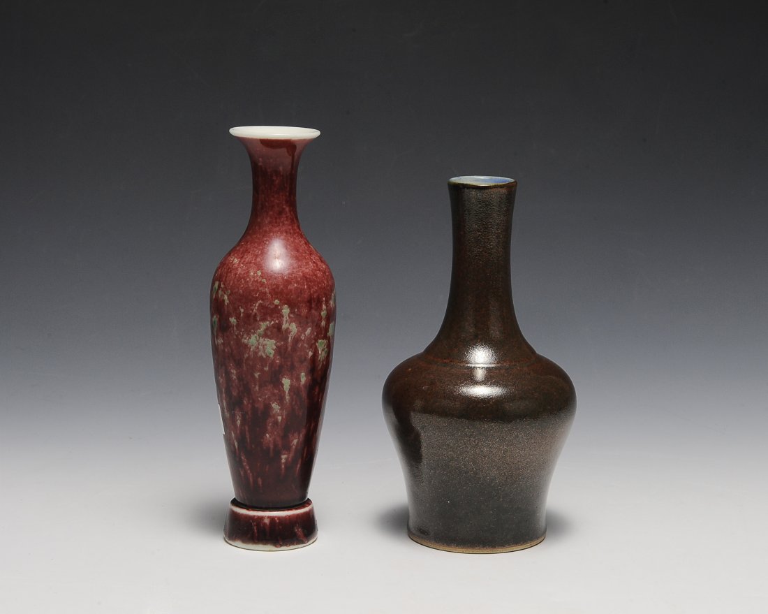 Tea Dust Glaze Vase & Peach Bloom Vase w/ Stand: Set of two vases including: a tea dust glaze vase with a straight neck and 6-character mark on the bottom in blue underglaze, and a peach bloom glaze vase of red and green with a porcelain stand. It h