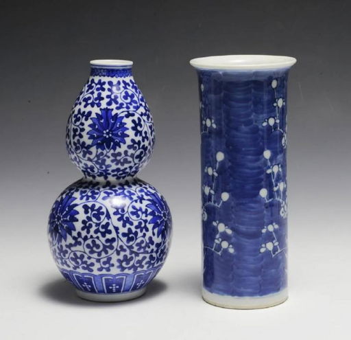 2 Small Blue White Chinese Porcelain Vases 2 Small Blue White Chinese Porcelain Vases