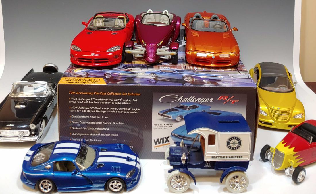 (9) Diecast Mopar & Ford 1:24 - 1:18: Includes: a) Chrysler Pronto Cruizer Maisto; b) Viper RT/10 Burago; c) Viper GTS Burago; d) Motogear Hot Rod Money Bank; e) Seattle Mariners Coin bank 3633 ERTL; f) Plymouth Prowler Concept Vehicle ER