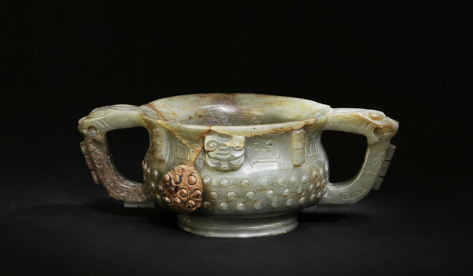 Chinese Jade Gui-Shaped Incense Burner, Ming: A Chinese jade gui-shaped incense burner dating from the Ming dynasty. The incense burner is carved with Chilong-headed handles, the body has a grain pattern ground, and the top band has additional ca