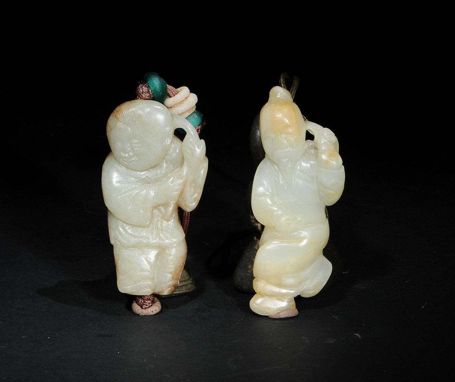 (2) Chinese Jade Carving of Figure, Yuan/Ming: 元代/明代 白玉人物兩件A Chinese set of 2 jade carved figures from the Yuan to Ming dynasties. The set includes: an old man and a boy holding