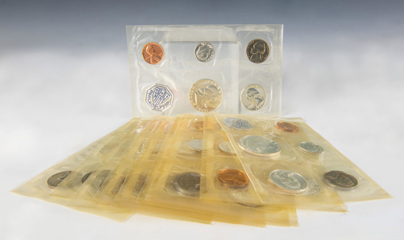 (10) Sealed US Mint Sets 1961 & 1962 Silver Coins: (10) Sealed US mint sets 1961 & 1962 silver coins. All sets include a penny, nickel, dime, quarter, a half dollar with Benjamin Franklin, and a US Mint Philadelphia emblem. Dimensions of each set are: