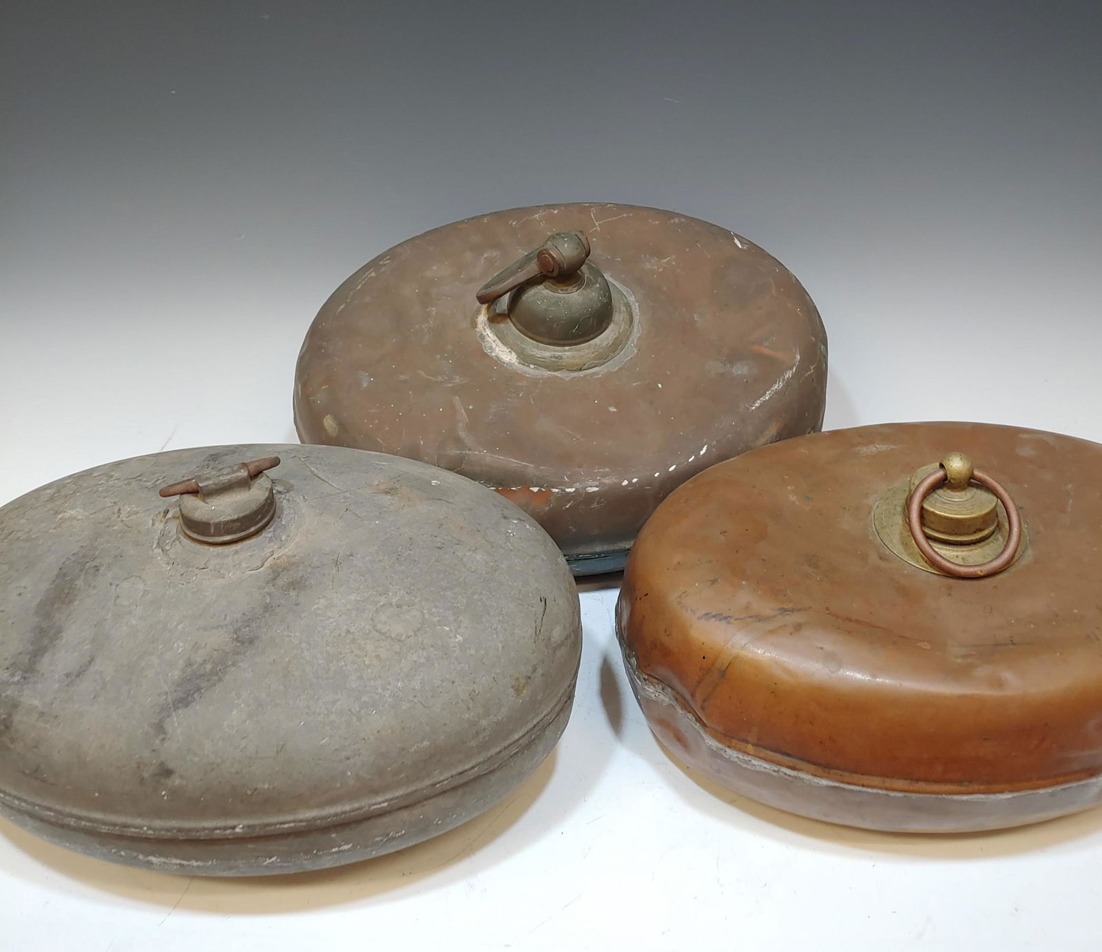 (3) Antique Copper & Tin Bed Warmers: (3) Antique copper & tin bed warmers with handles. All three come in various colors. Dimensions are: largest - 11 1/2 in (29.2 cm) long X 8 3/4 in 22.2 cm) wide X 5 1/2 in (14 cm) tall. All measuremen