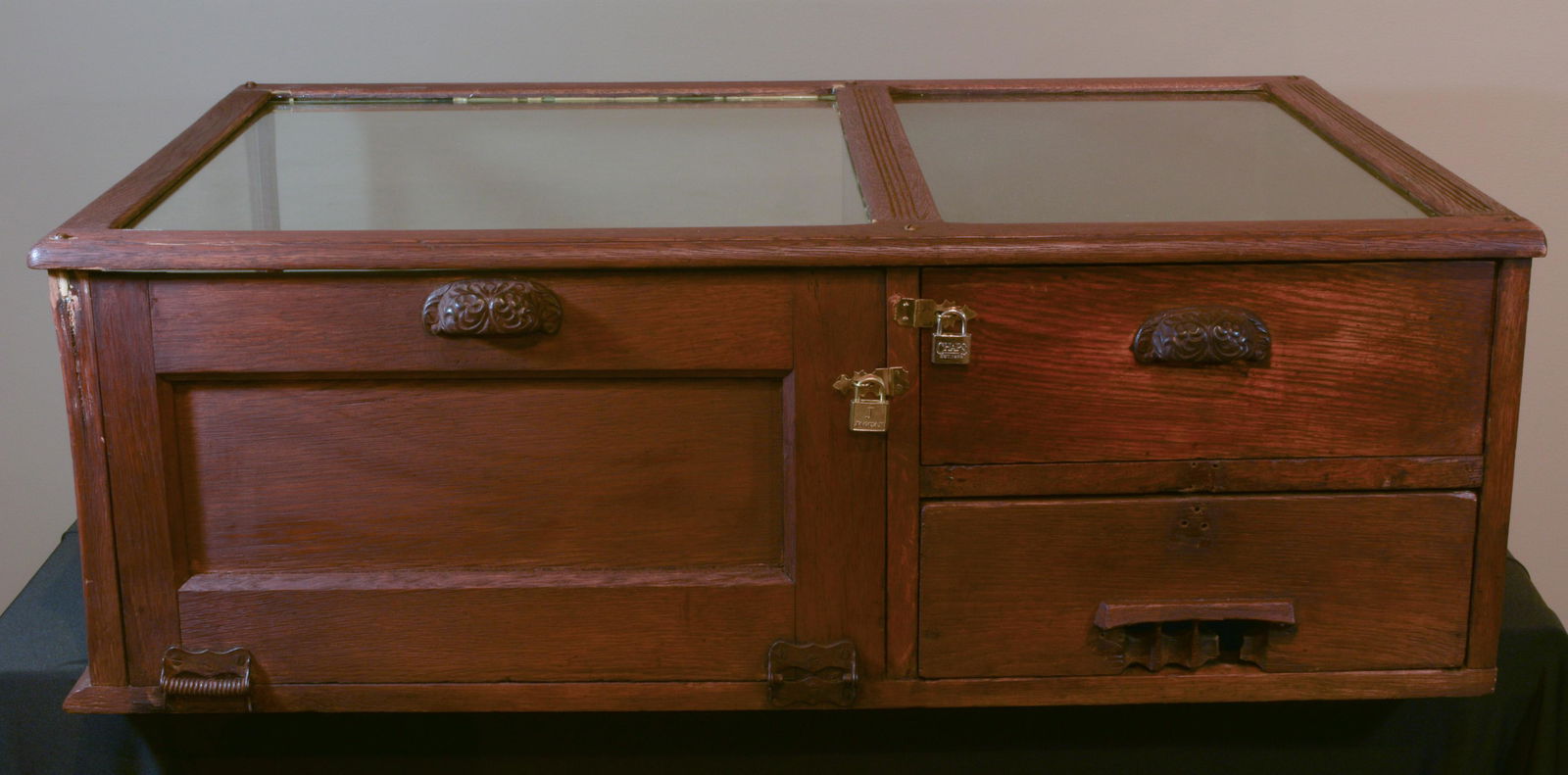 Oak Country Store Showcase with Cash Drawer: (2) compartment country store show case with cash drawer. Has two display areas with felt lining and one cash drawer. Dimensions are: 34 in (86.4 cm) wide X 11 1/2 in (29.2 cm) tall X 22 1/2 in (57.2