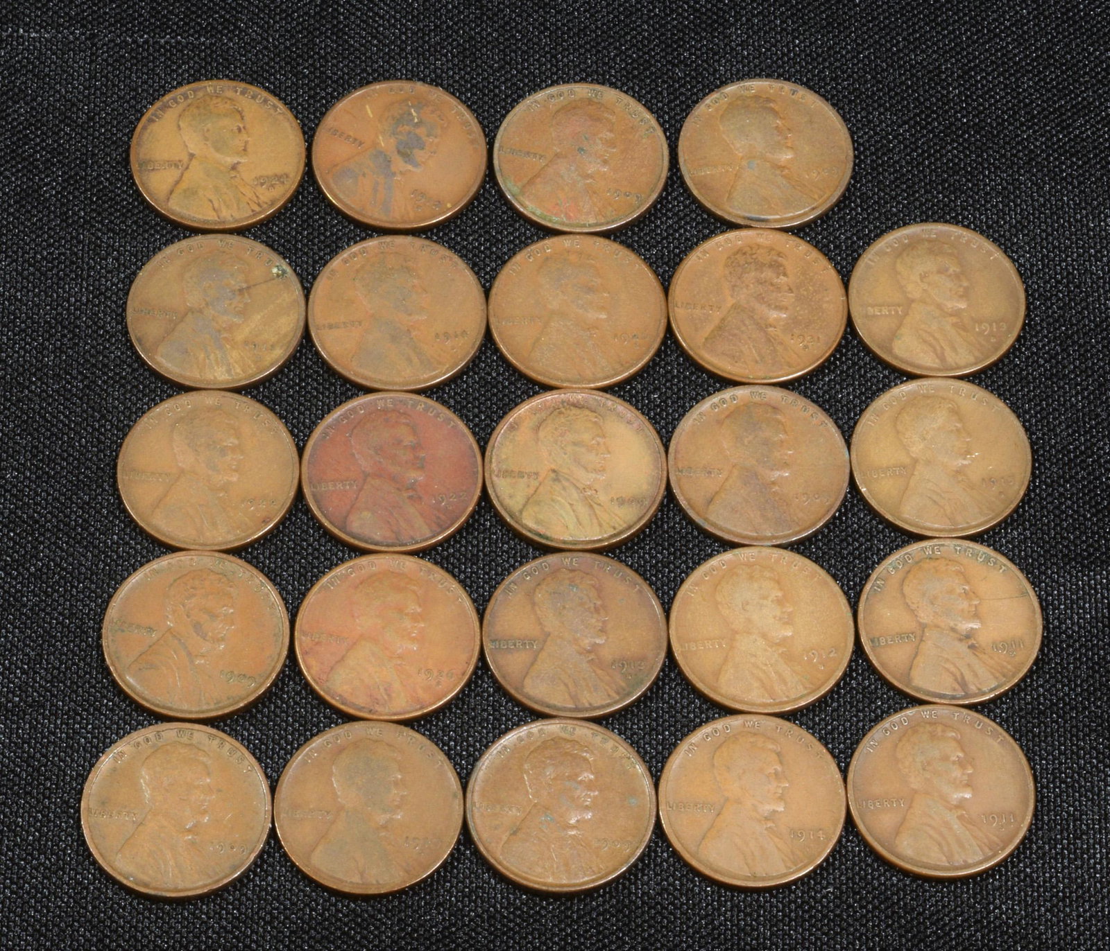 (24) Good Date US Pennies 1909 VDB Etc.: (24) good date US pennies, 1909 VDB etc. Including pennies from, 1909, 1910, 1911, 1912, 1913, 1914, 1915, 1922, 1924, 1926, 1931. Dimensions are: 3/4 inches (1.9 cm) diameter. All measurements are ap