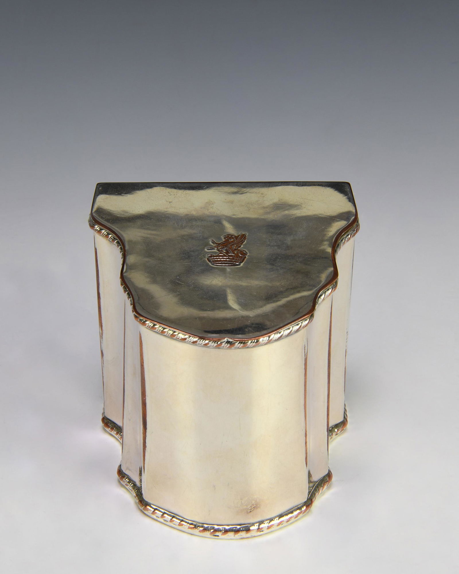 English Silver Plate Tea Canister w/ Griffin: Sheffield silver plate tea caddy in knife box form with a griffin engraved on the lid. Hallmark WA, possibly William Adams. Impressed on bottom: England, 63877. Dimensions are: 3 5/8 inches (9.2 cm) w