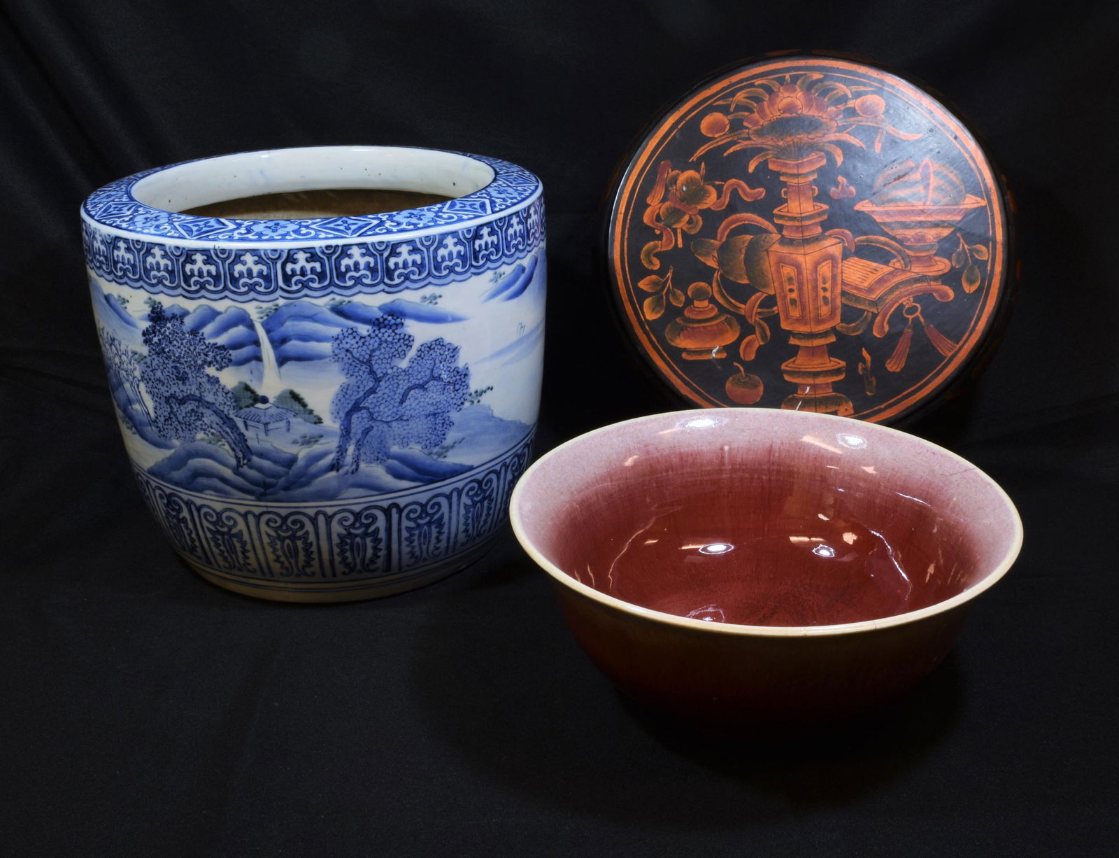 (22) Chinese & Japanese Decorative Items: (22) Chinese & Japanese decorative items includes: a) small lidded jar with box; b) cinnabar style snuff bottle; c) three plates with red and green patterns; d) three plates with blue and red pattern;