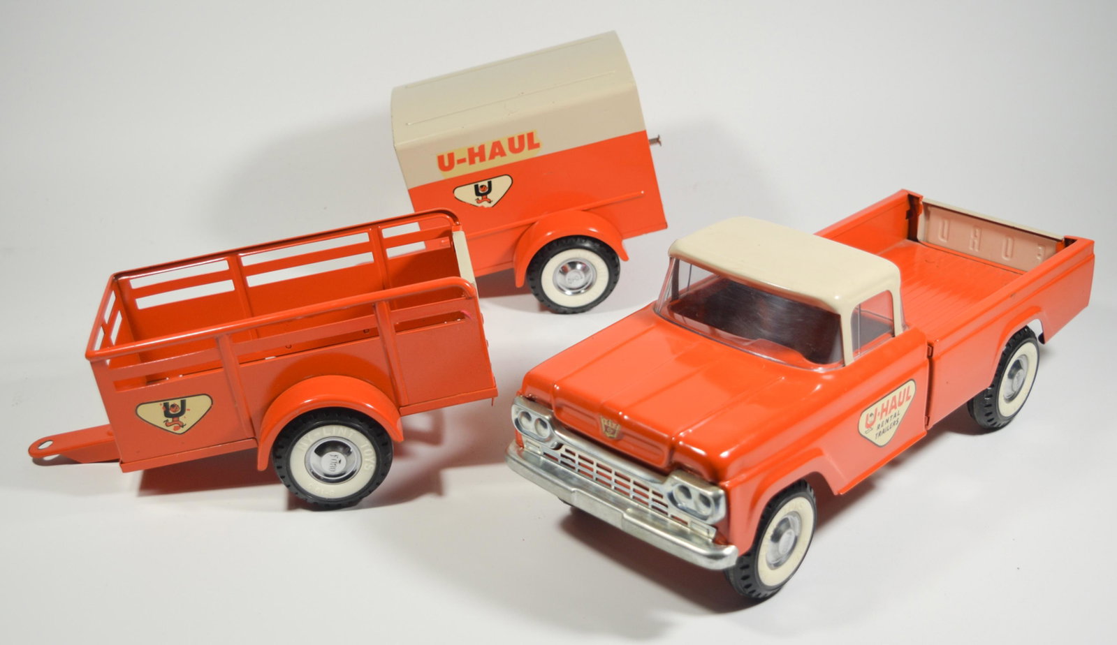 3 Piece Nylint U-Haul Rental Fleet No. 4300: 3 piece Ny-lint Toys U-Haul fleet, includes: a Ford U-Haul rental truck and 2 U-Haul trailers, 1 is covered, other is uncovered. Dimensions: 5 1/2 inches tall X 13 3/4 inches wide; 14 cm tall X 34.9 c