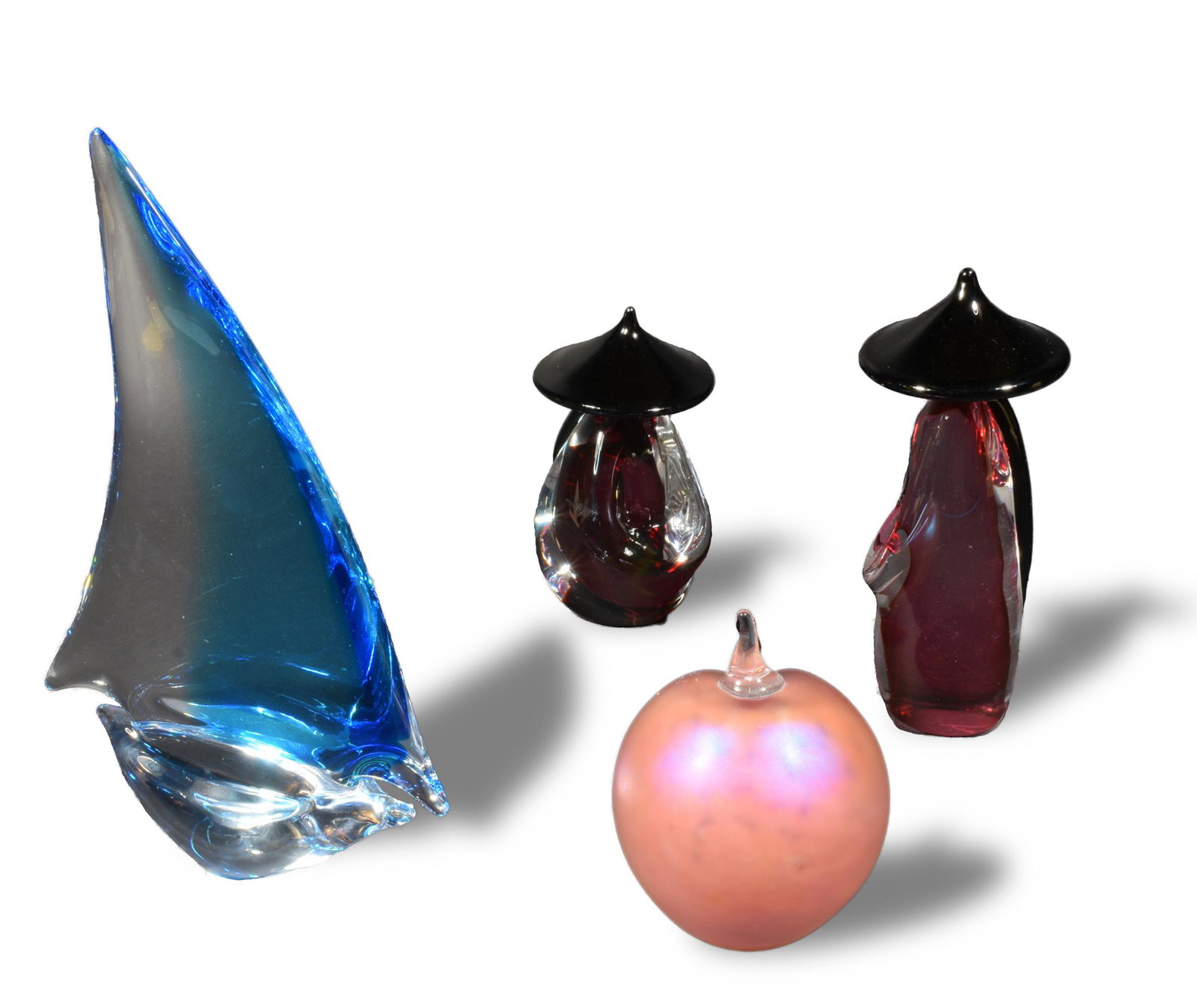 4 Art Glass, Luigi Onesto Murano, etc.: A group of 4 art glass pieces. Includes pieces by: Susan Anton Carr (American, 20th century), glass apple-shaped paperweight signed Anton Intaglio. Luigi Onesto Oball (Italian, active 1970's), glass. 
