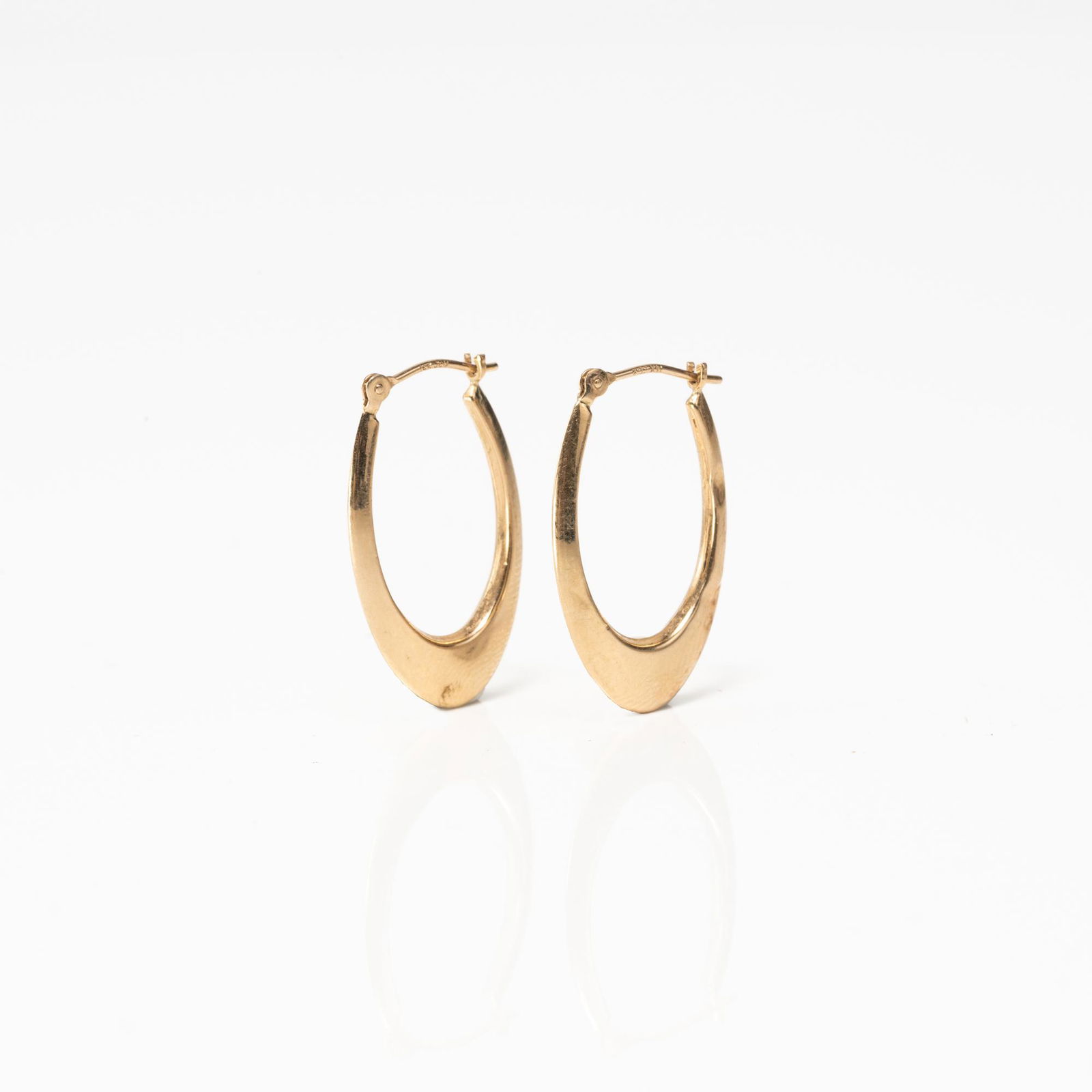 A group of 14K gold jewelry and scrap metal. The group includes a spinach Jade ring, a rose and (1 of 8)