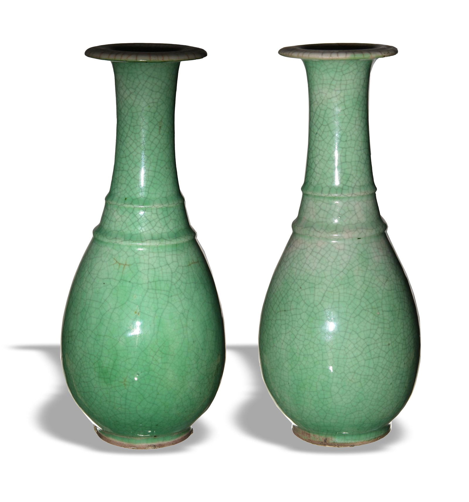 A pair of Chinese green ge-glaze vases dating from the 19th century. The vases feature two Xian (1 of 6)