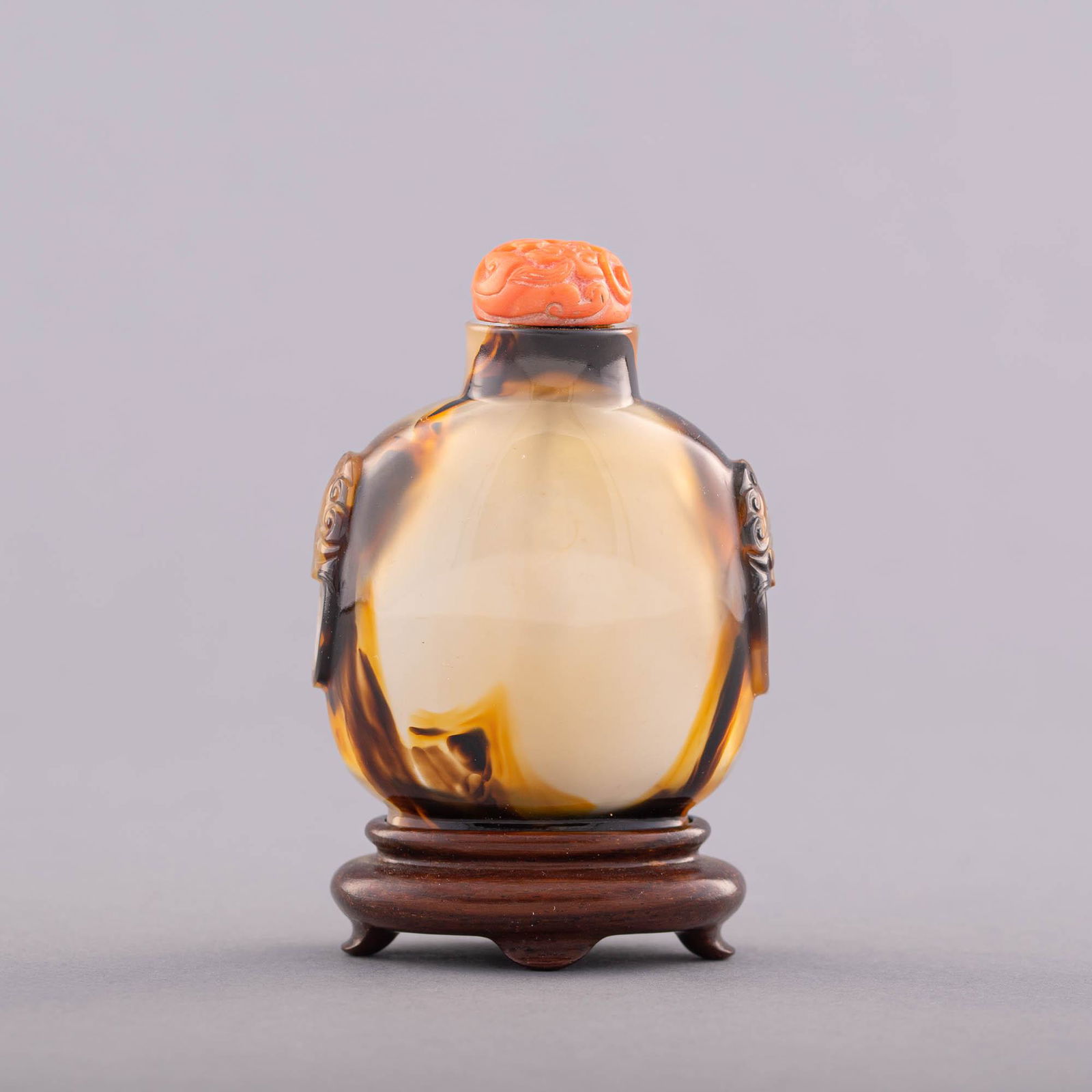 A Chinese agate snuff bottle, 18th/19th century (1 of 6)