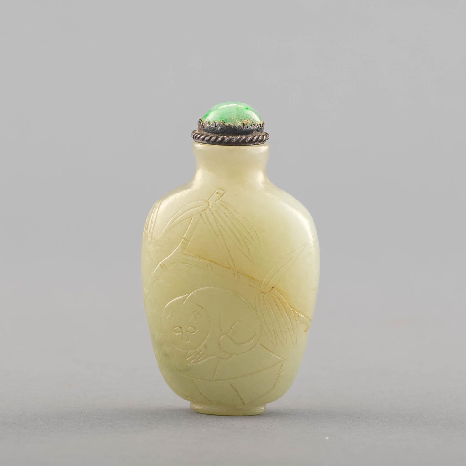 A Chinese jade snuff bottle, 18th/19th century (1 of 9)