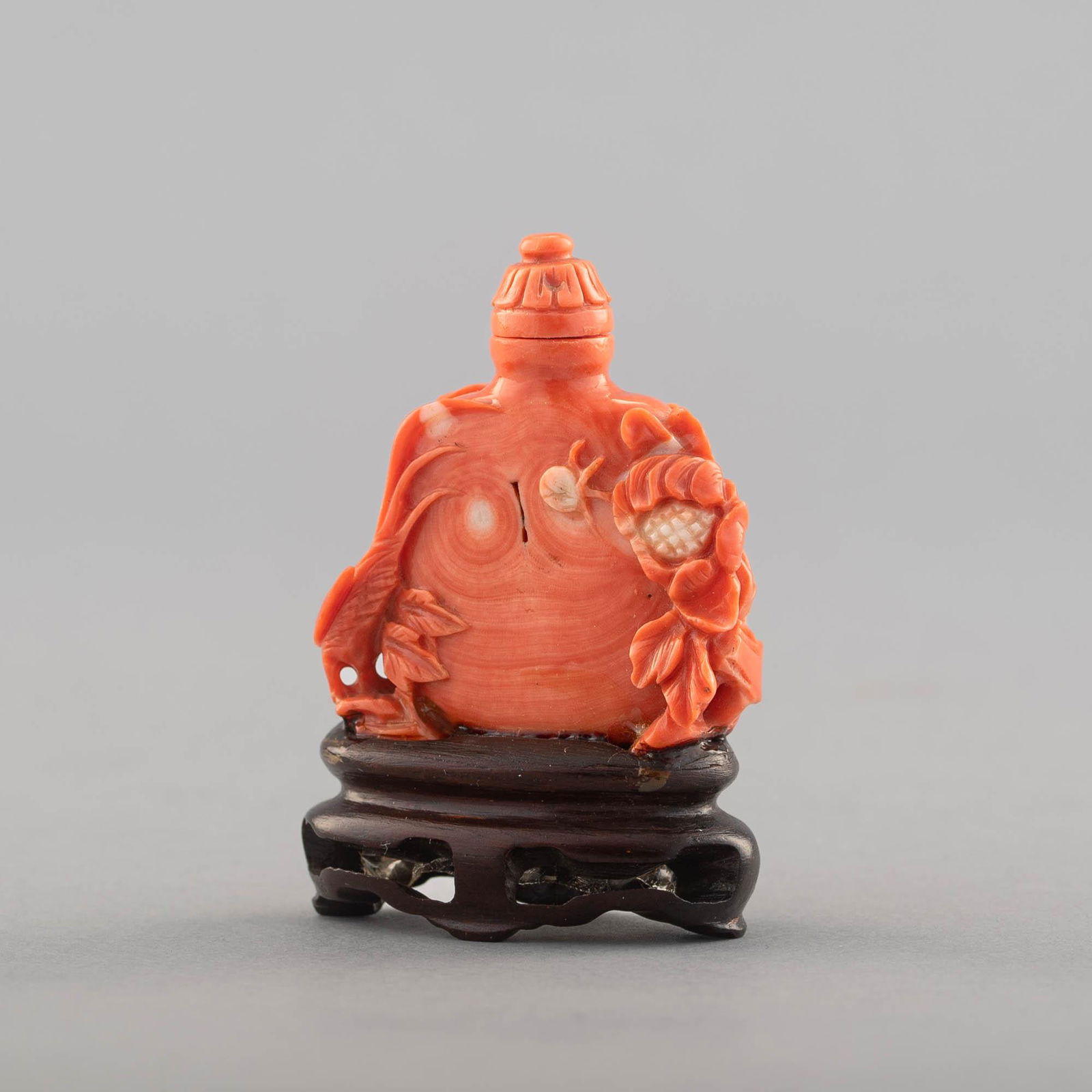 A Chinese carved coral snuff bottle, 19th century (1 of 8)