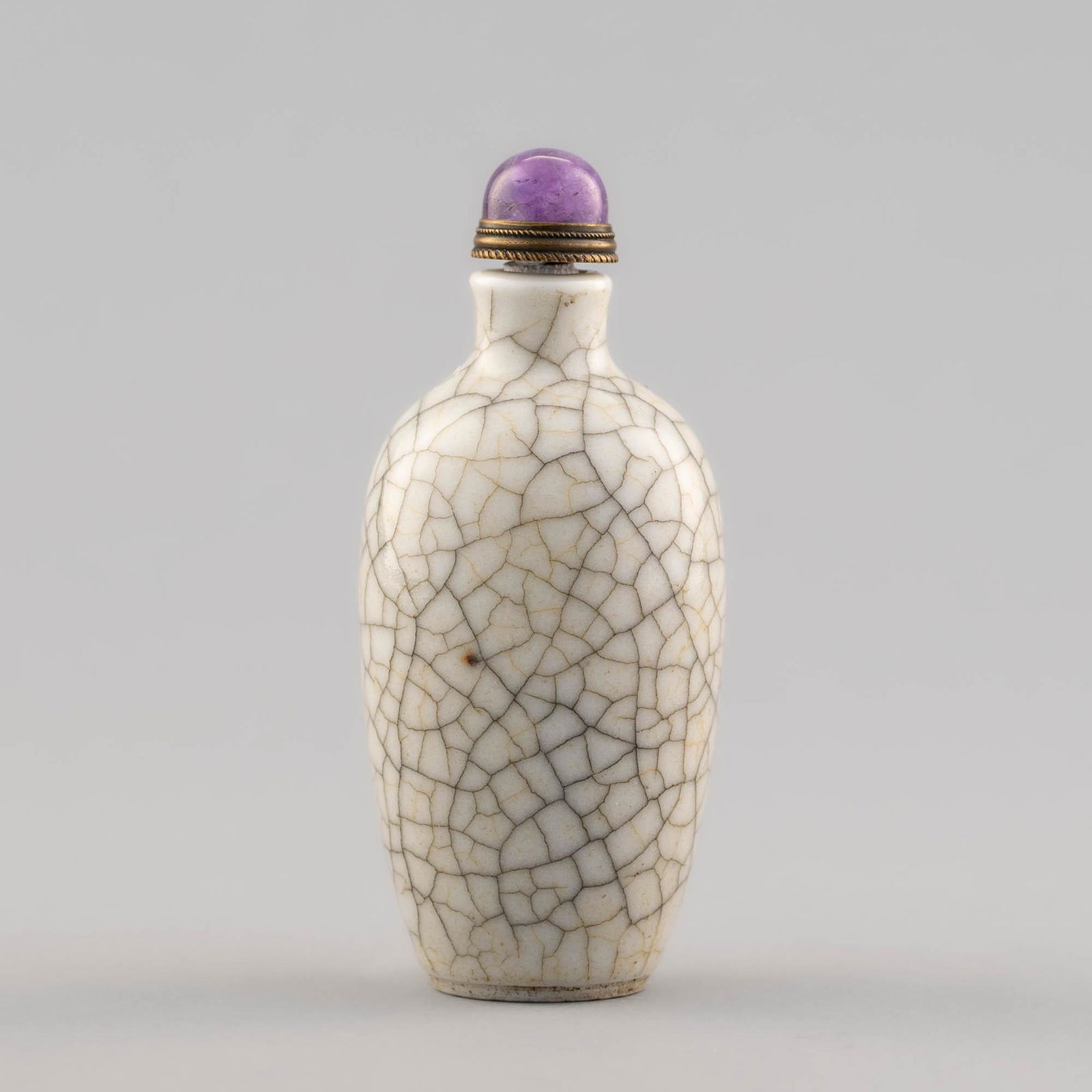 A Chinese ge-glazed snuff bottle, 19th century (1 of 7)