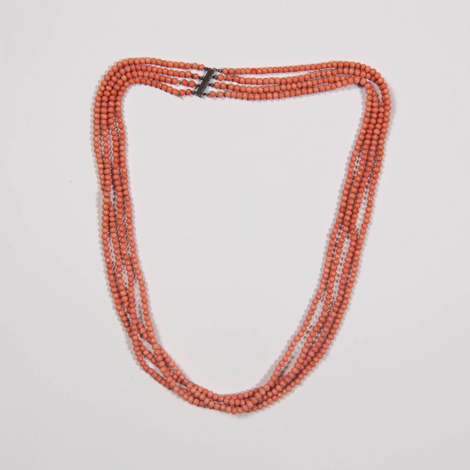 A Chinese coral necklace, Early 20th century (1 of 4)