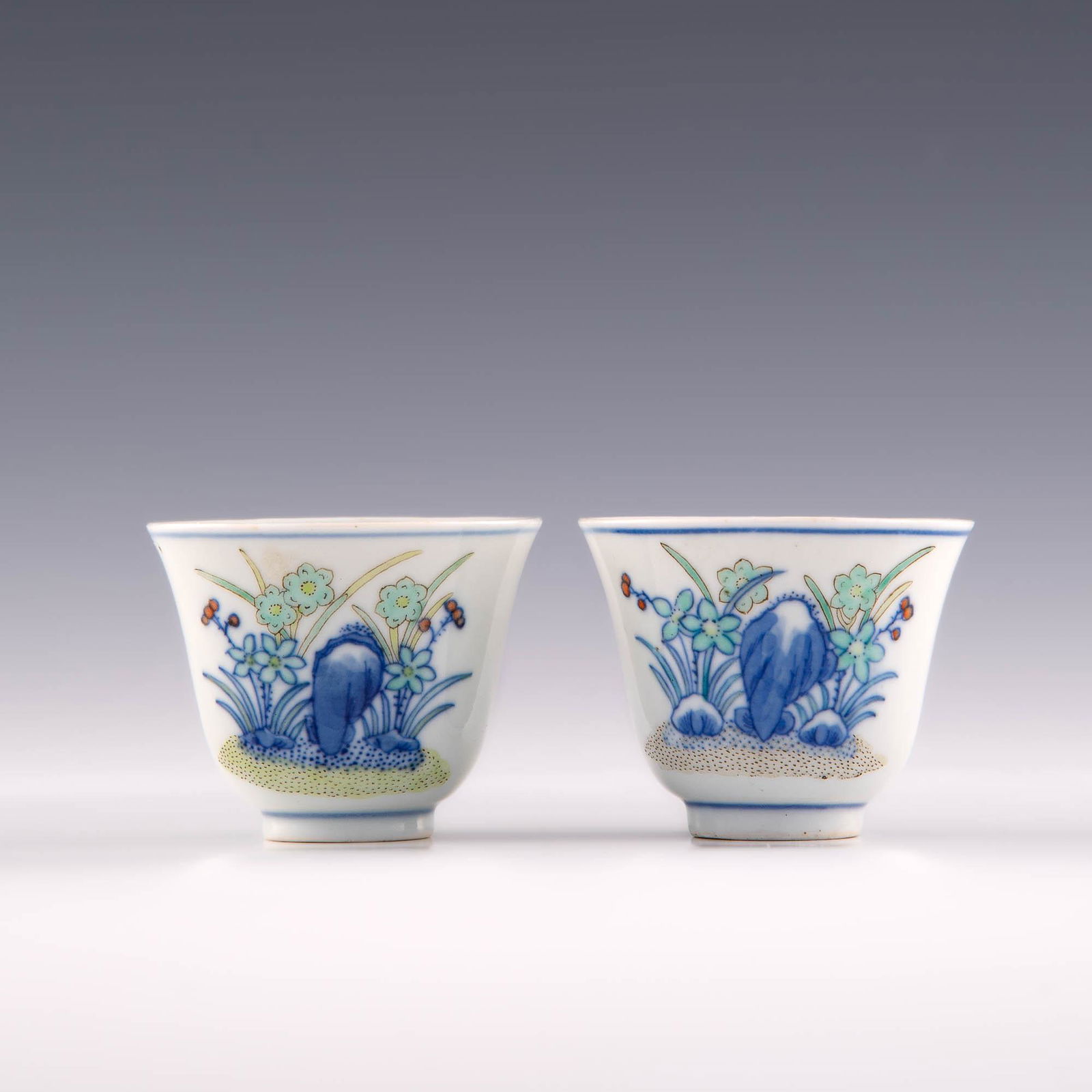 A pair of Chinese wucai flower cups, Guangxu period (1 of 6)