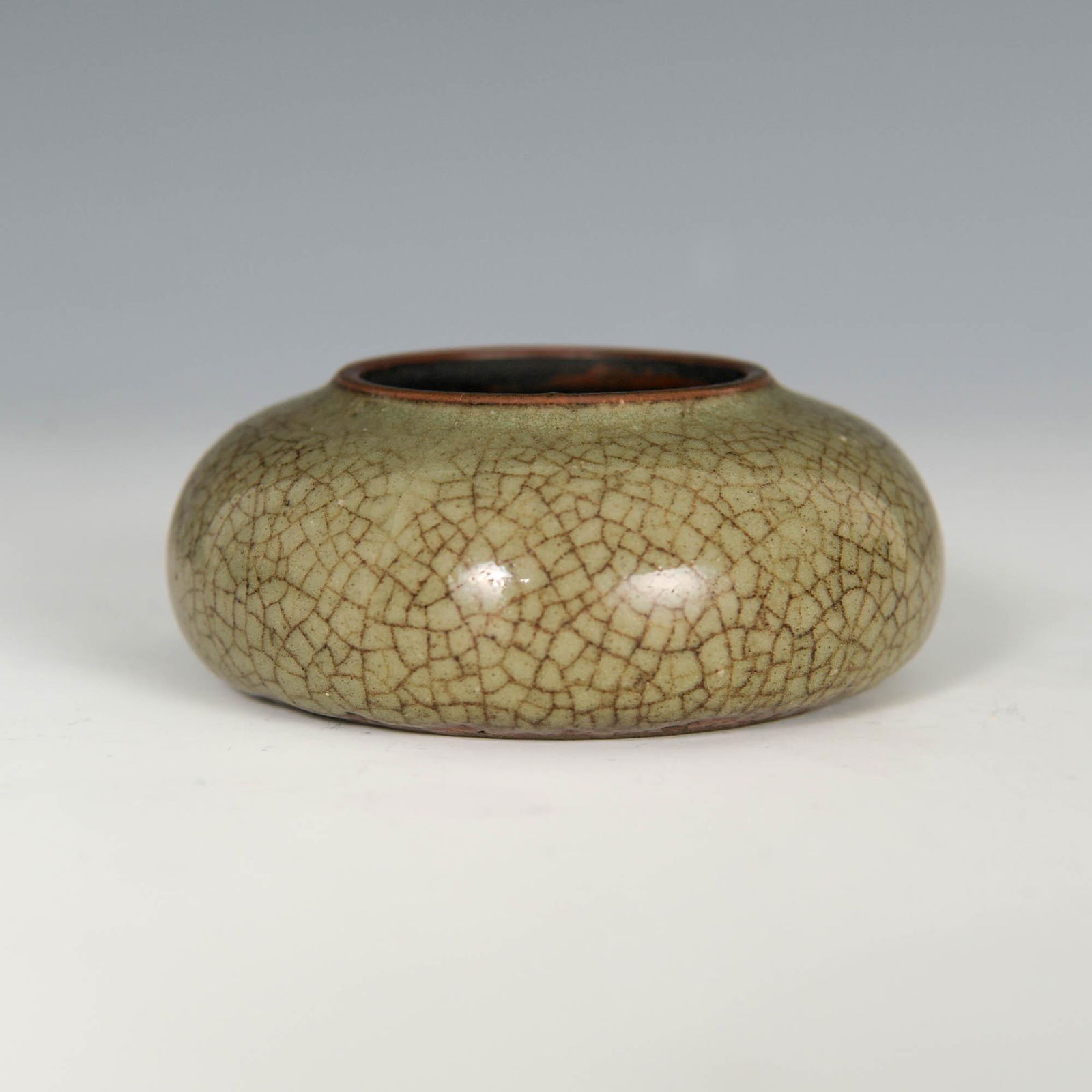 A Chinese Ge-glazed water coupe, 18th century (1 of 4)