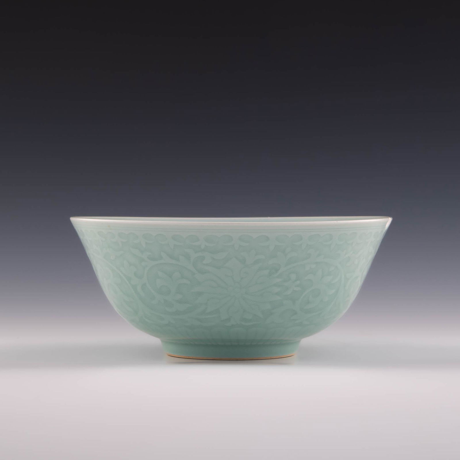 A Chinese celadon porcelain bowl, 19th century (1 of 7)