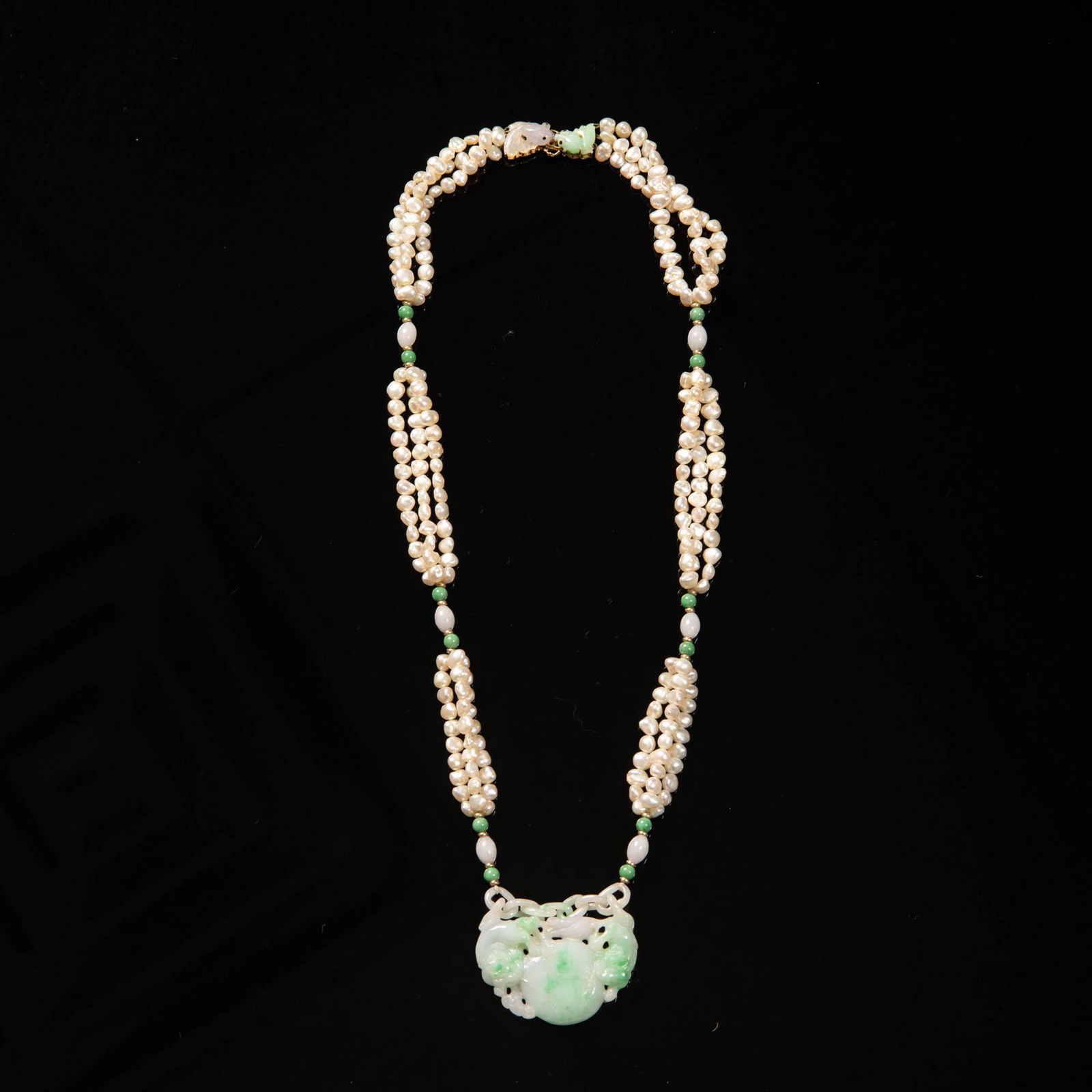 A Chinese necklace with pearls and jadeite, 19th century (1 of 6)