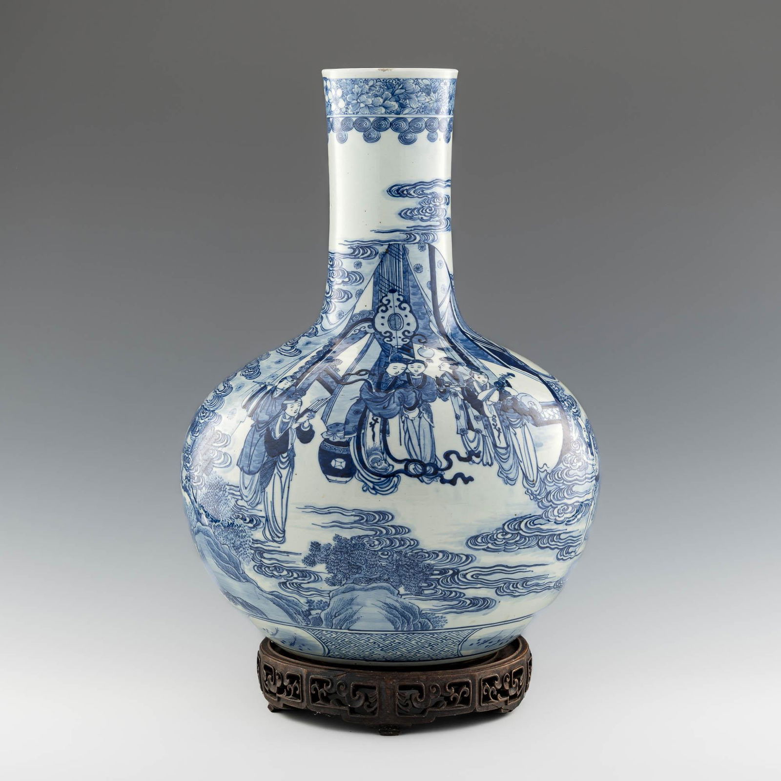 A Chinese blue and white tianqiu vase, 19th century (1 of 11)