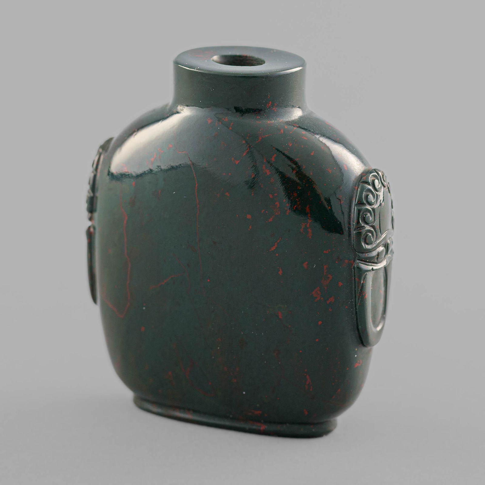 A Chinese green agate snuff bottle, 18th century (1 of 10)