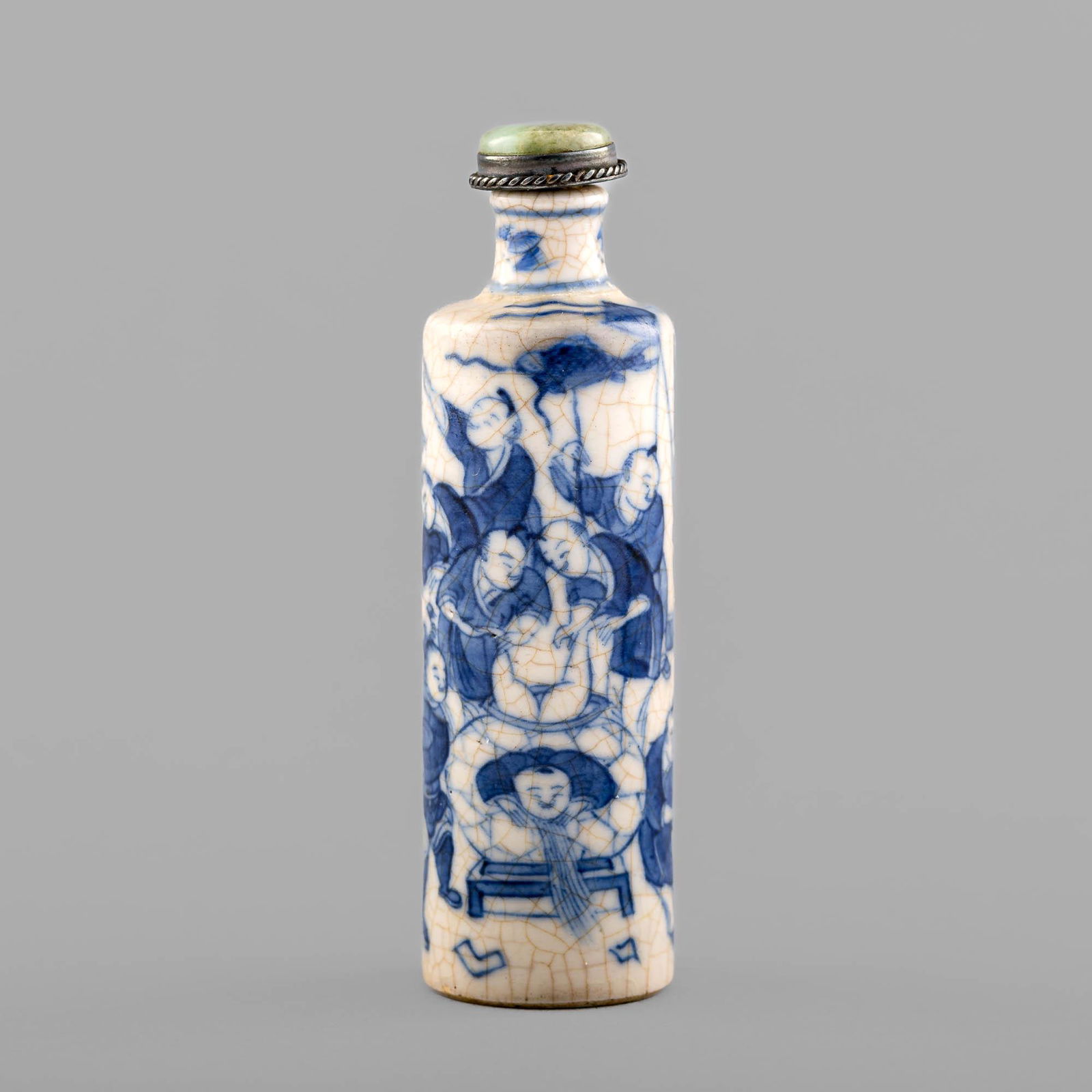 A Chinese blue and white ge-glaze snuff bottle, 18th/19th century (1 of 11)
