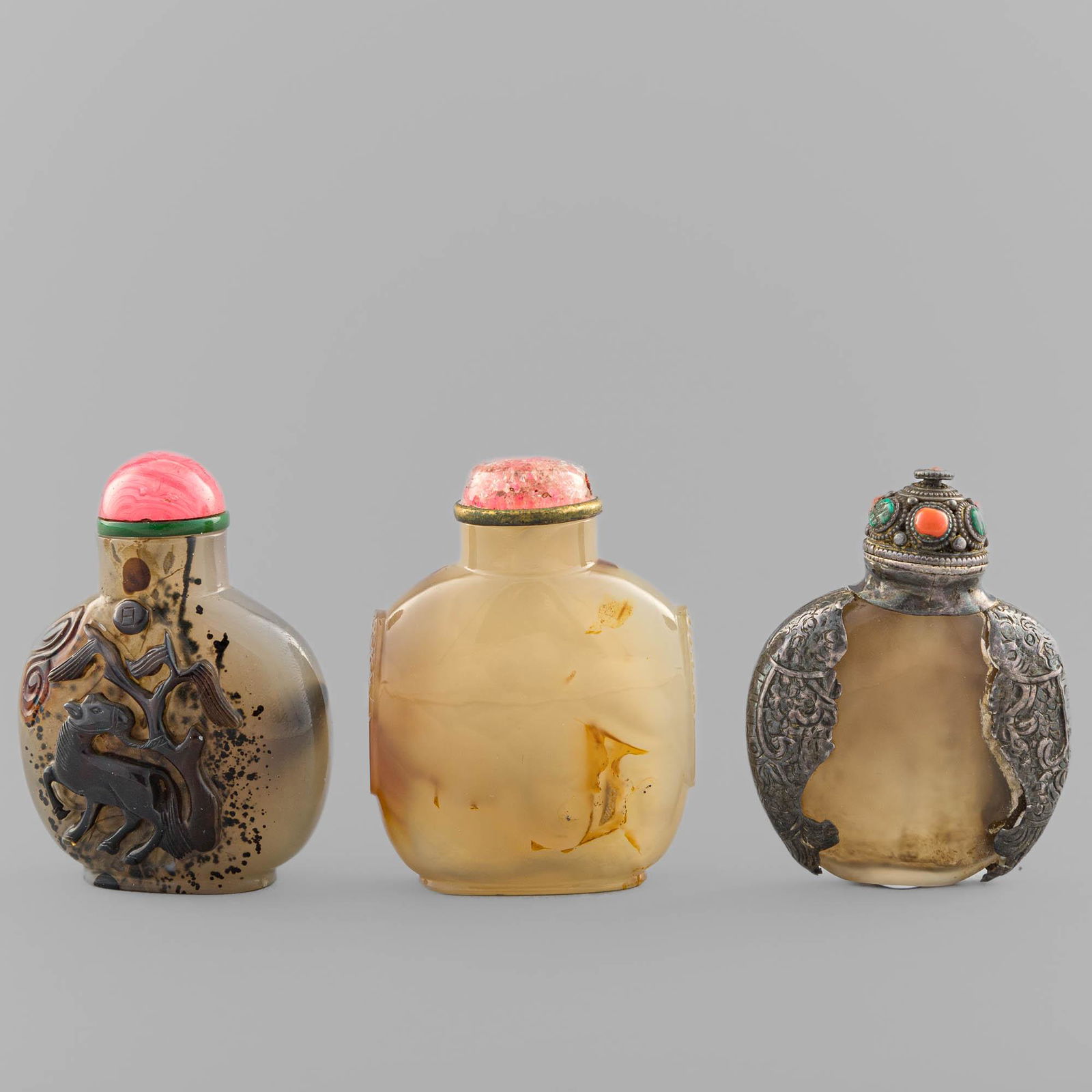 Three Chinese agate snuff bottles, 19th century (1 of 7)