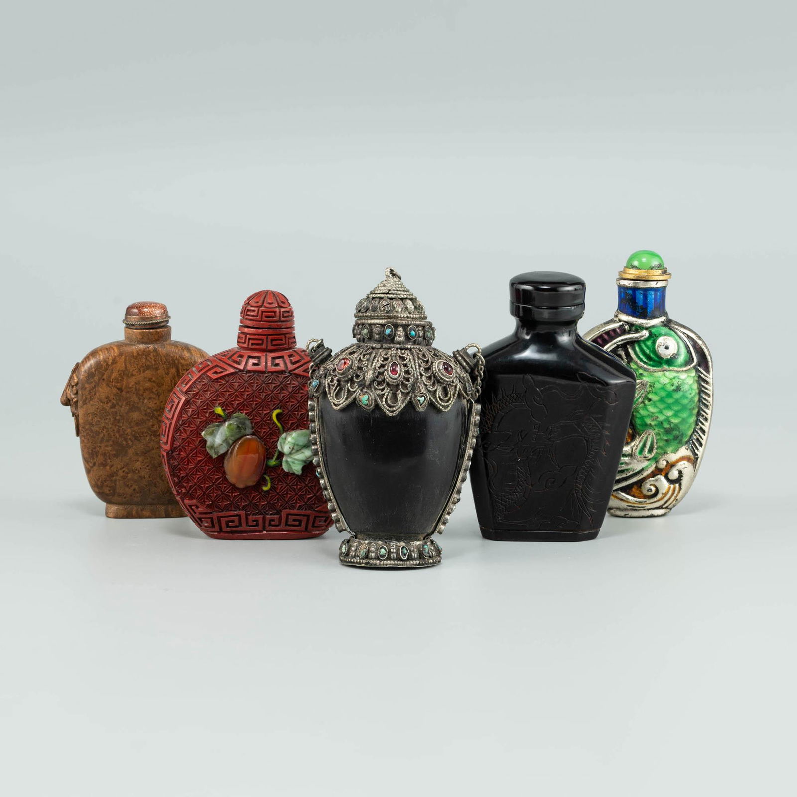 Five assorted Chinese snuff bottles, 19th/early 20th century (1 of 8)