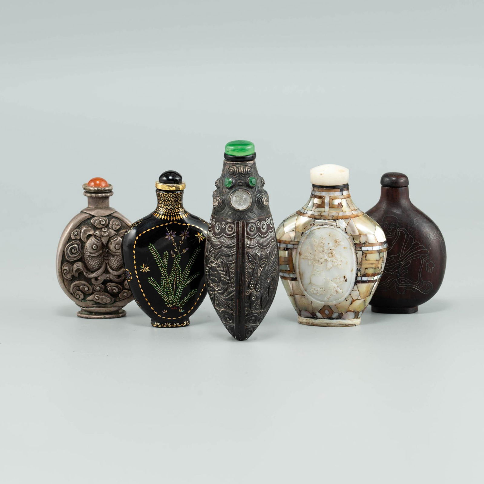 Five assorted Chinese snuff bottles, 19th/early 20th century (1 of 8)