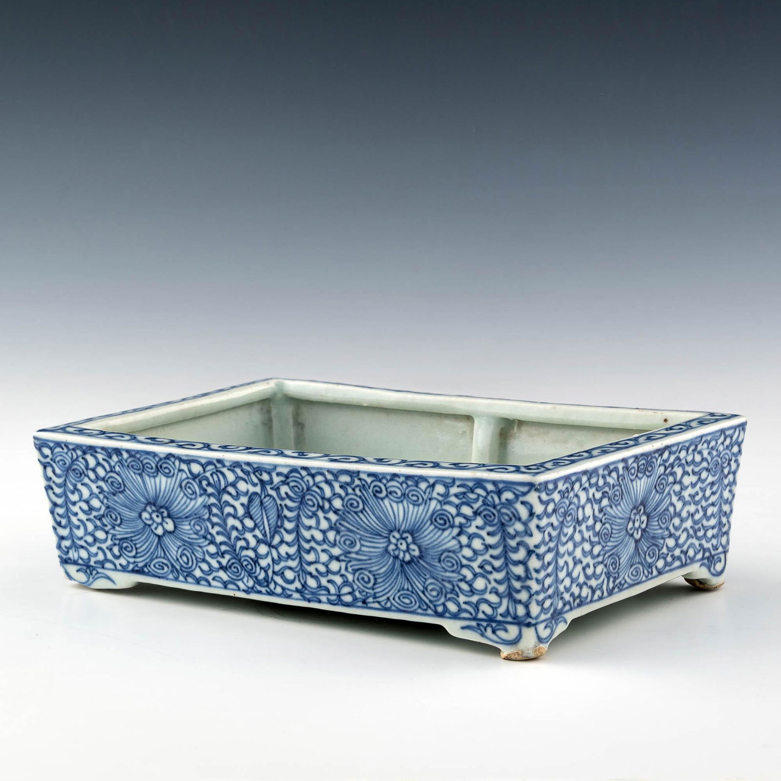 A Chinese blue and white rectangular jardiniere, early 19th century (1 of 5)