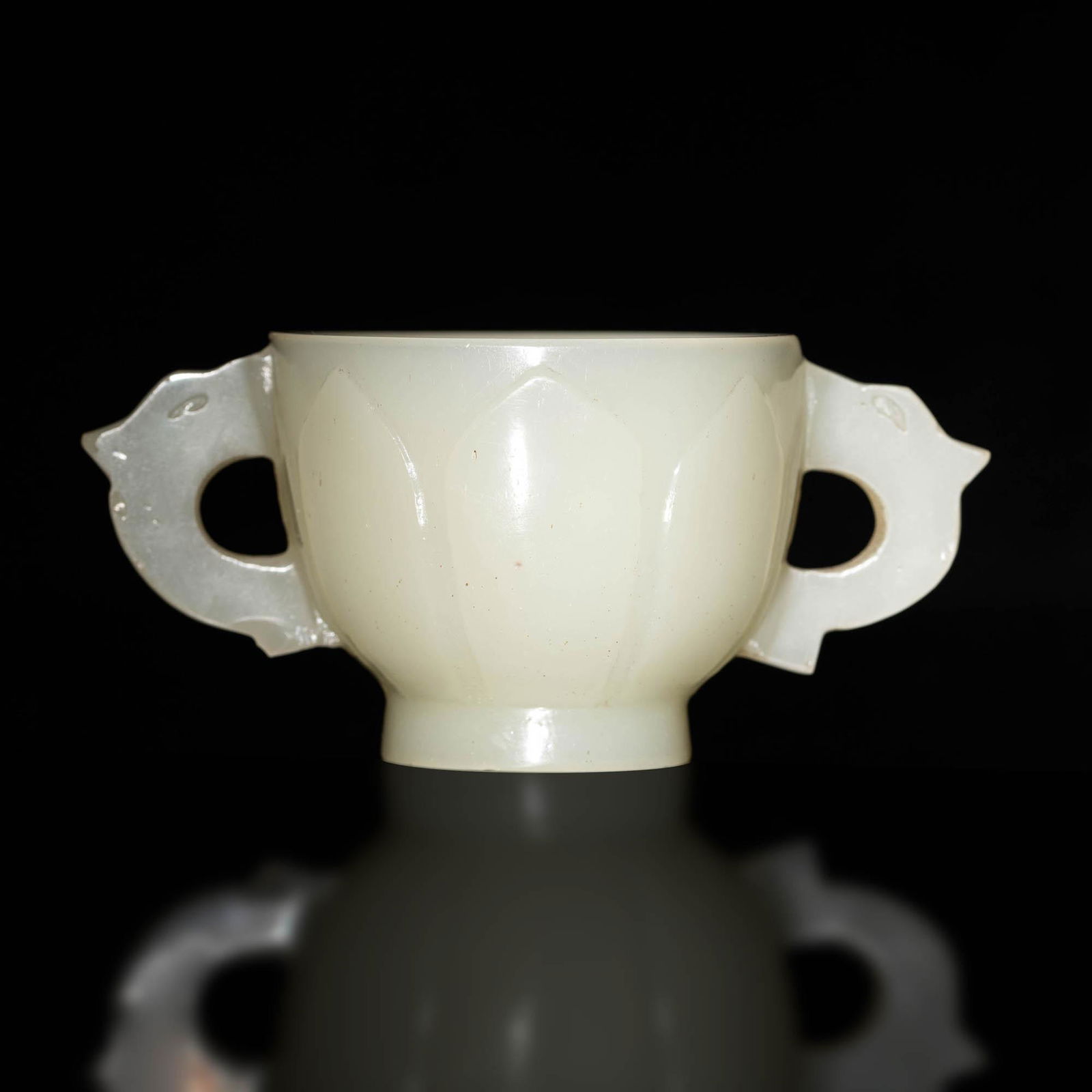 A Chinese glass double-handled cup, 18th/19th century (1 of 6)