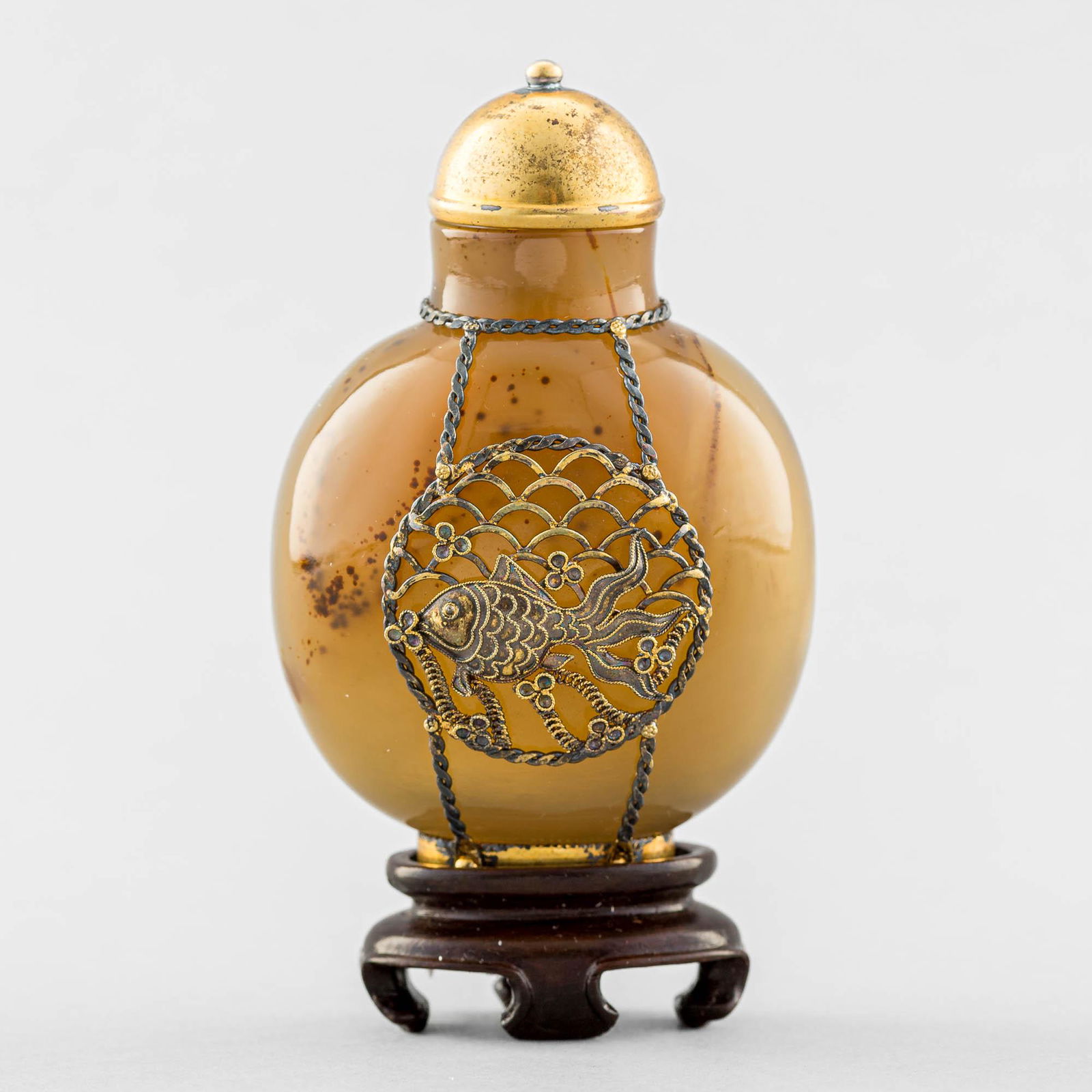 A Chinese agate snuff bottle with silver overlay, 18th century (1 of 13)