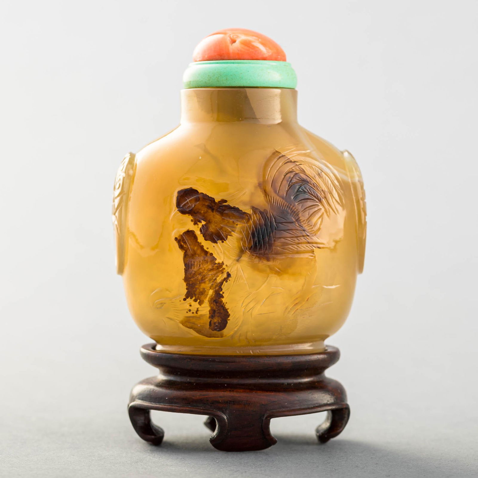 A Chinese carved agate snuff bottle with roosters, 18th century (1 of 14)