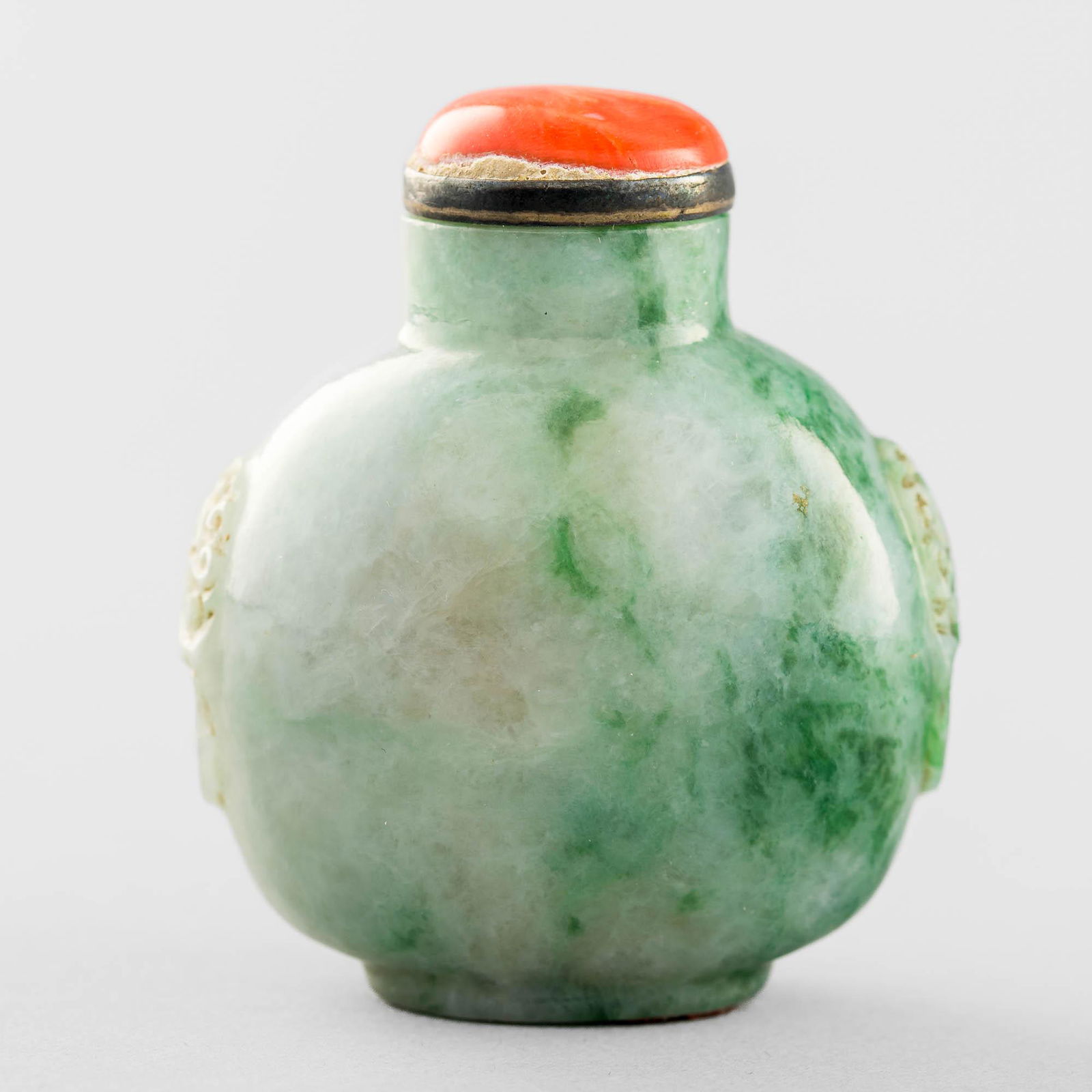 A Chinese jadeite snuff bottle, 19th century (1 of 13)