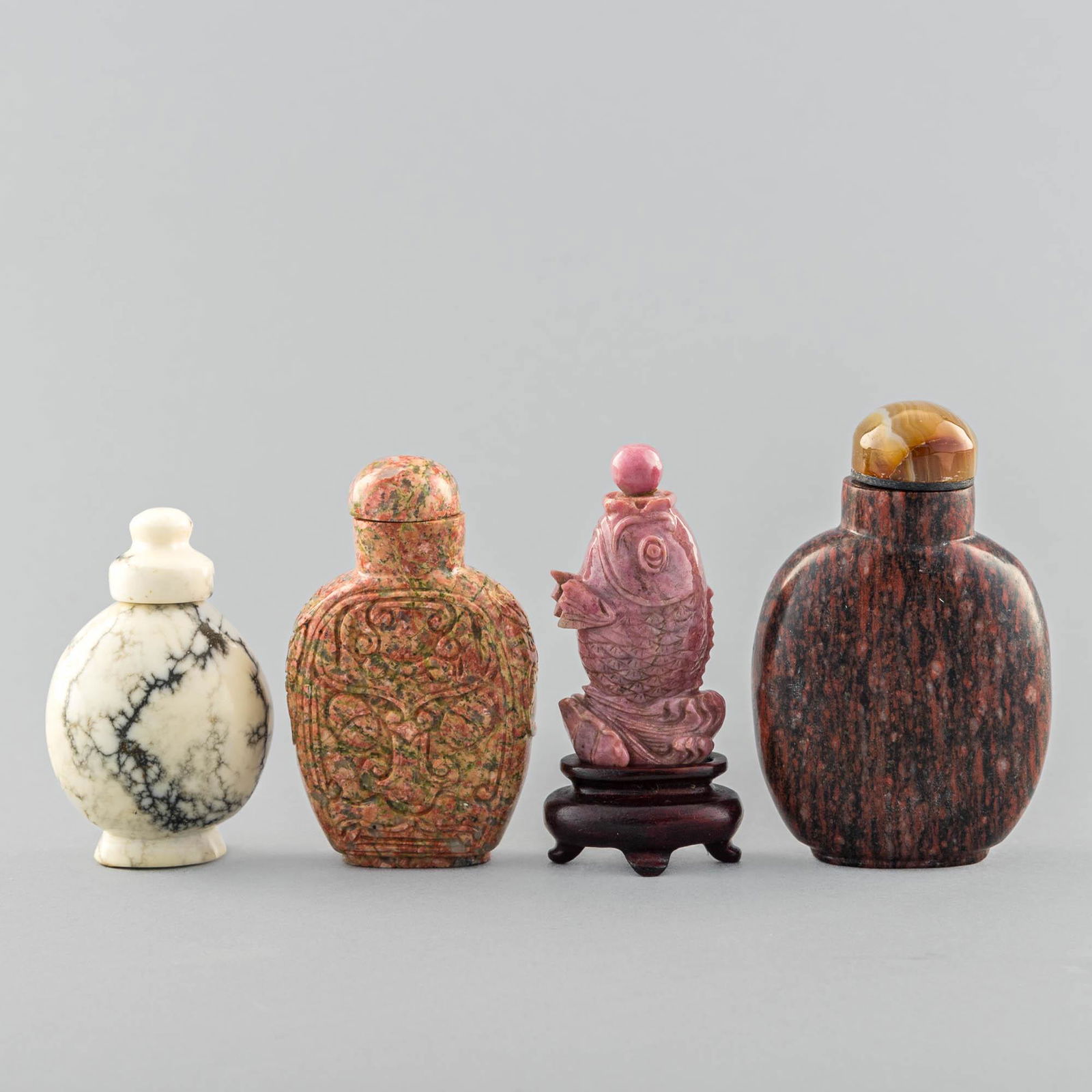 Four Chinese hardstone snuff bottles, 19th/20th century (1 of 11)